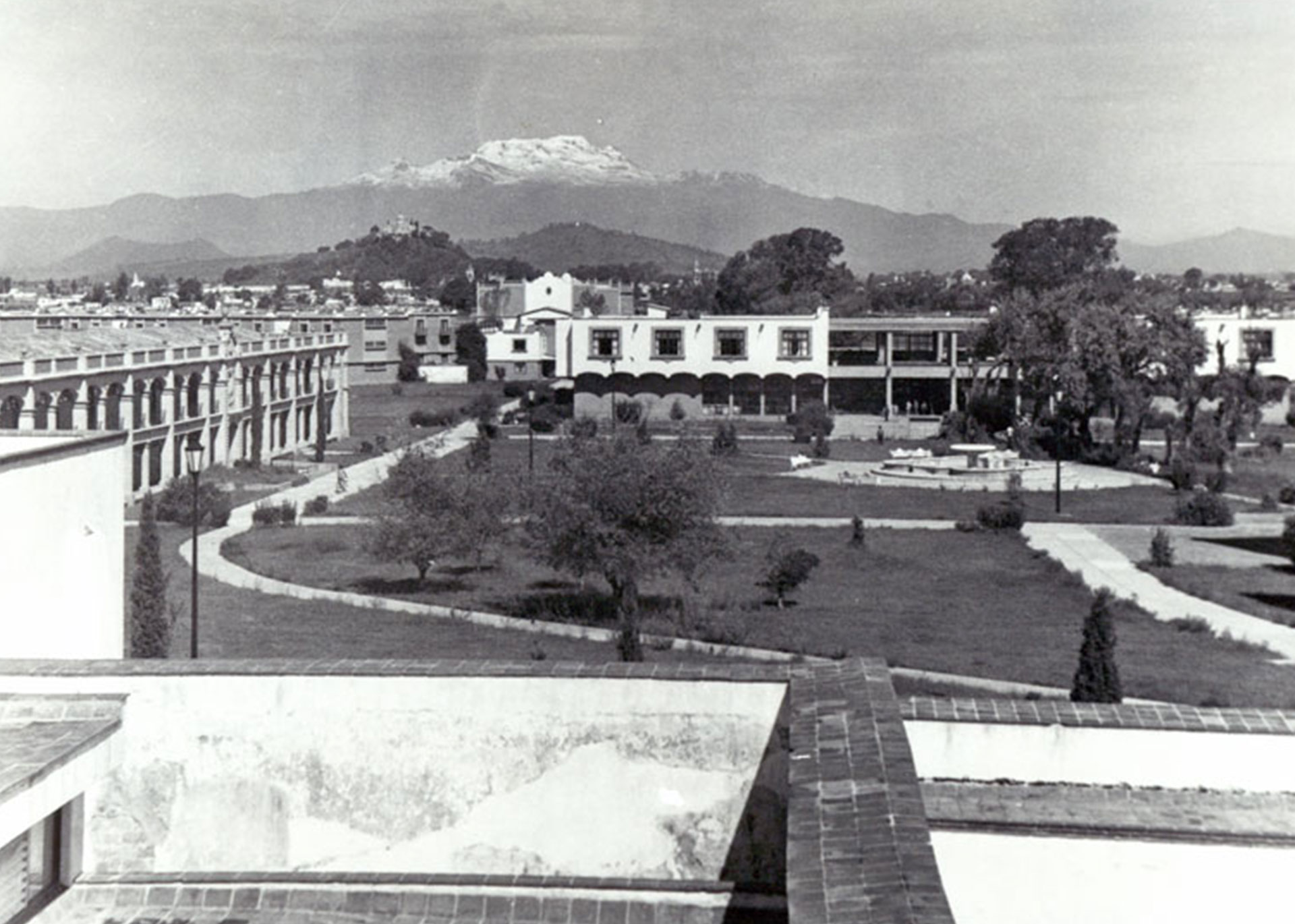 campus con Iztaccíhuatl UDLAP