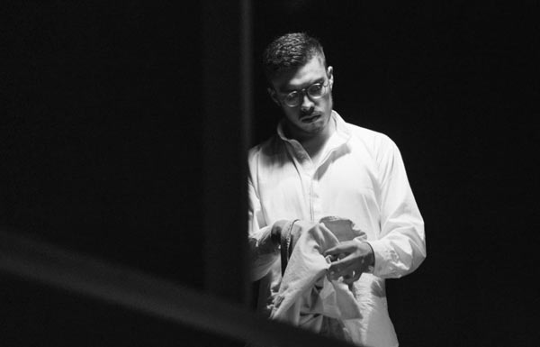 Más oscuro que el pasado: obra de teatro y performance