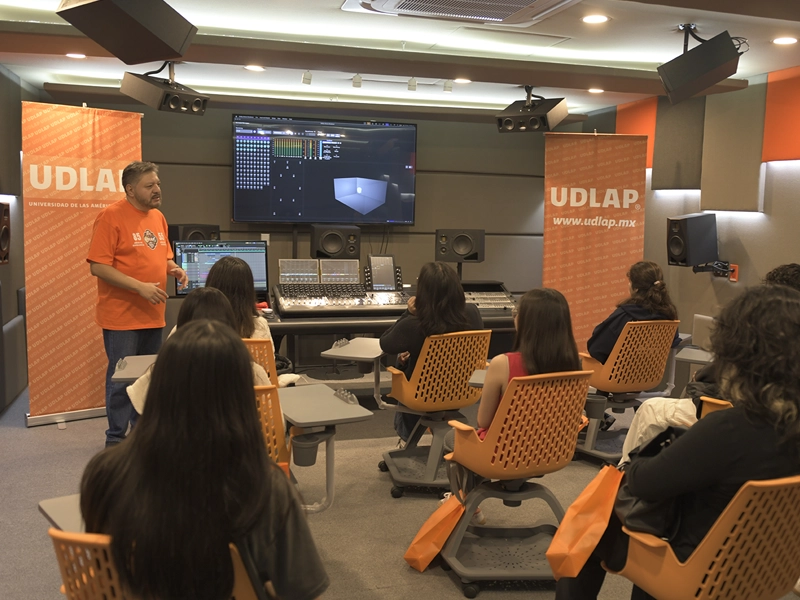Estudiantes recorriendo instalaciones del campus